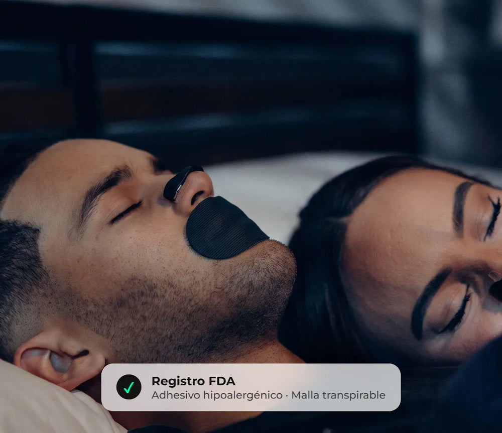 Pareja durmiendo con el dilatador nasal y la cinta bucal UP Life