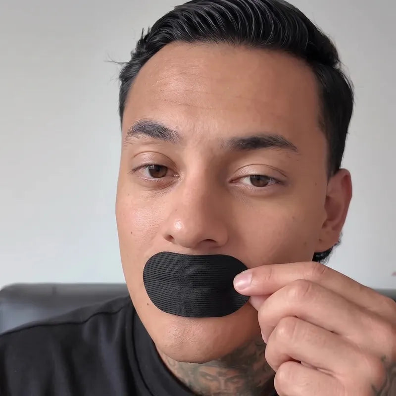 Pega la cinta sobre tus labios