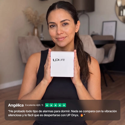 Angelica, clienta de UP Onyx, con su pulsera