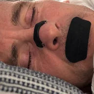 Javier G. durmiendo con el dilatador y la cinta bucal UP Life