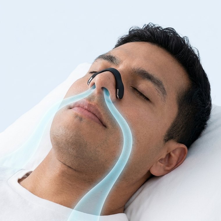 Hombre durmiendo con el dilatador puesto y el aire entrando por la nariz
